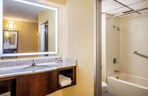 Saugerties Hotel | Howard Johnson by Wyndham Saugerties