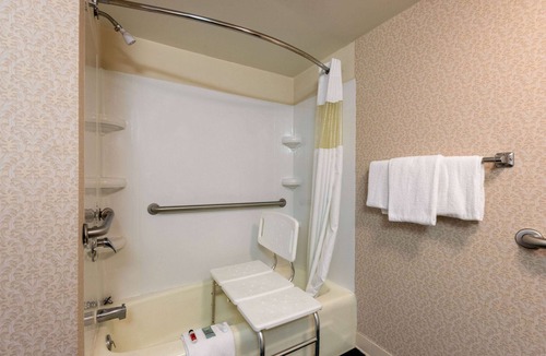 Salem Hotel | Howard Johnson Hotel & Conference Center by Wyndham Salem