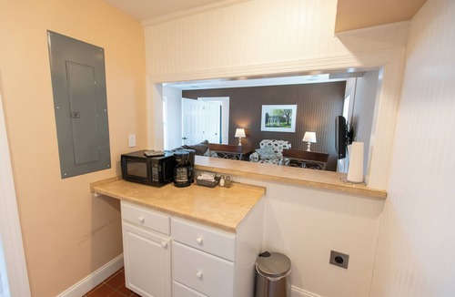 White Sulphur Springs Hotel | Howard's Creek Inn