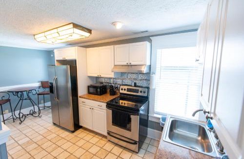 White Sulphur Springs Apartment | Howard's Creek Inn