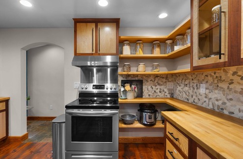 Marmot House | Howard's Hideaway Riverfront Pet Friendly Cabin