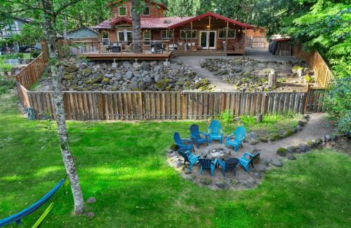 Marmot House | Howard's Hideaway Riverfront Pet Friendly Cabin
