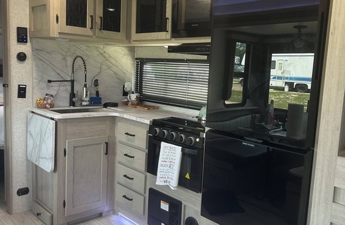 Coulter Sub Mcgee House | Howdy 2024 RV & Resort, 10mi to TX A&M, comfy beds,lots amenities incl,sleeps 4!