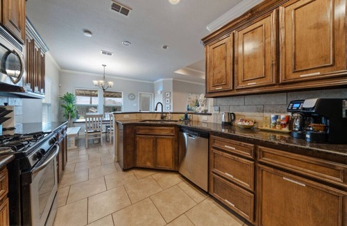 Flour Bluff House | Howdy Holiday: Date Palm Paradise