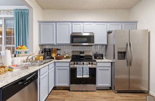 South Arlington House | HOWDY HOUSE- 4 Bed w Pool, Arcade, Putting Green, Firepit, mins to AT&T Stadium,