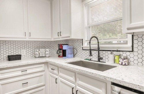 College Station House | Howdy: King Beds/2 Miles to Campus (4BR/2Ba)