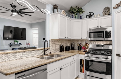 College Station House | Howdy! Less than 4 miles from Kyle Field, Shirewood Manor is a perfect getaway.