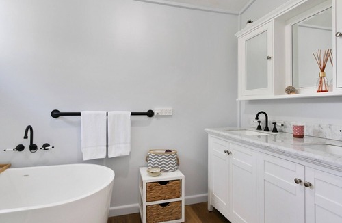 Metung Hotel | Howitt House | Central Metung Village Retreat