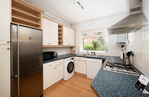 Hoxton West Apartment | Hoxton apartment with Parking Sleeps 6