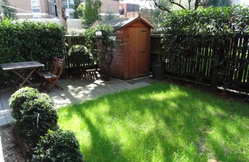 Hoxton West Apartment | Hoxton apartment with Parking Sleeps 6