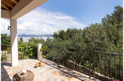 Donje Selo Apartment | Apartment Jagoda - next to the sea: A1(4) - Cove Donja Krusica (Donje selo), Island Solta, Croatia