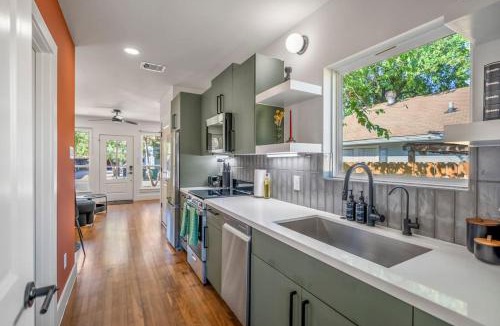Greater East End Apartment | Htown eclectic funk vibe unit A