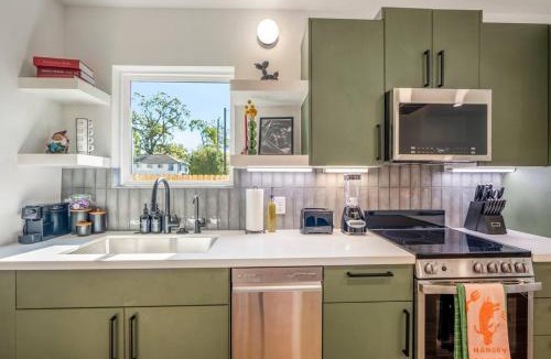 Greater East End Apartment | Htown Ecletic Funk Vibe Unit B