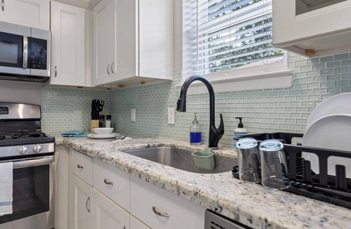 Westbury House | HTown Escape Big Pool Pet-friendly Sleeps 12 4TVs Grill