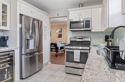 Westbury House | HTown Escape Big Pool Pet-friendly Sleeps 12 4TVs Grill