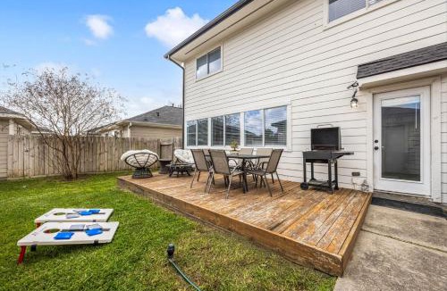 Houston House | Htown Getaway Game Room BBQ Fire Pit Sleeps 16