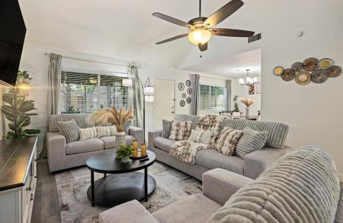 Central Southwest House | Htown Hot Tub Getaway Swing Set BBQ Yard Games