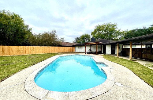 Sugar Land Villa | HTX Gateway 4-Bedroom Resort Style Villa w Pool