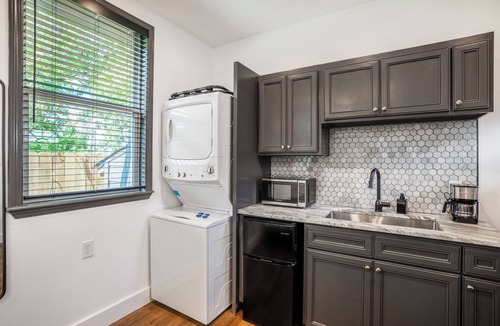 Greater East End Apartment | HTX Ultra Studio Suite #3 - 2 km from FIFA Fest