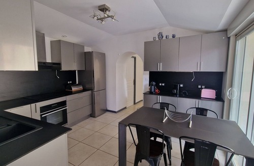 Magalas Apartment | Hub for sightseeing, cultural activities and beach, courtyard, private and quiet