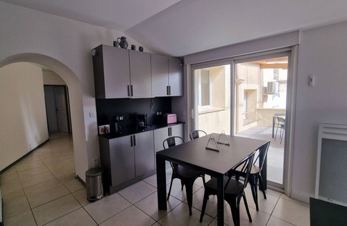 Magalas Apartment | Hub for sightseeing, cultural activities and beach, courtyard, private and quiet