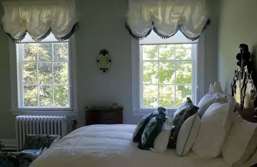Chelsea Bed & Breakfast | Hubble Shire Farm French Queen Suite