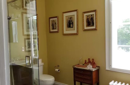 Chelsea Bed & Breakfast | Hubble Shire Farm French Queen Suite