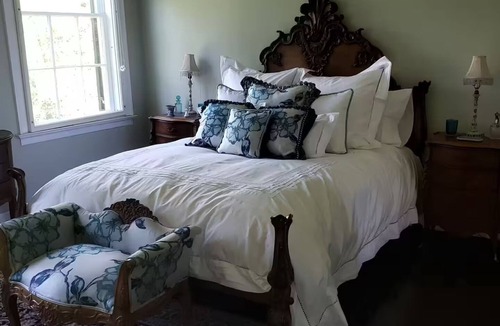 Chelsea Bed & Breakfast | Hubble Shire Farm French Queen Suite