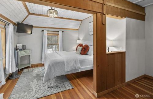 Roslyn Hotel | Huckleberry House