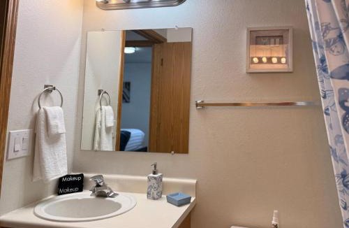 Hillcrest House | Huckleberry's Hideaway