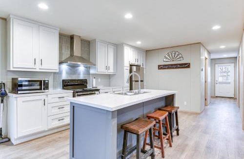 Hudson Oaks House | Hudson Oaks Country Creekside Home: Hot Tub & Deck
