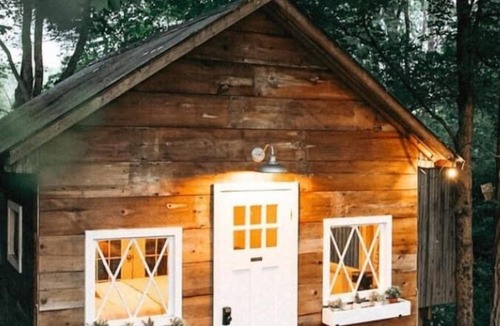 Hyde Park Cabin | Hudson Valley Treehouse With Outdoor Bathtub