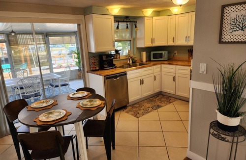 Signal Cove House | Hudson Waterfront Home Weekly/Monthly Discount