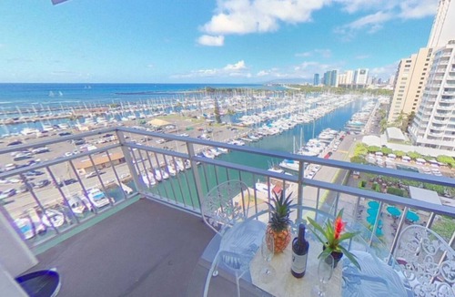 Waikiki Condo | HUGE 1240sq.ft OCEANFRONT CORNER UNIT, JAW-DROPPING PANORAMIC WRAP-AROUND VIEWS.