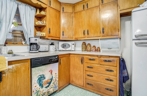Independence House | Huge 1960s Style Family and Pet Friendly Home