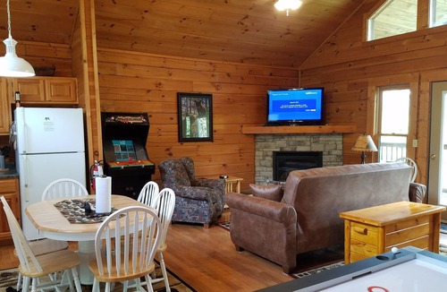 Gatlinburg Cabin | Huge 1MBR/2BA, sleeps 8, Pet Friendly, Pool, Mt view
