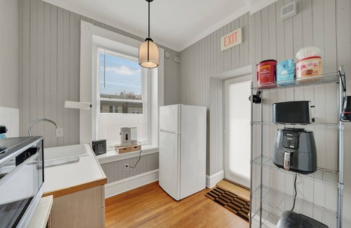 Wilmington Apartment | Huge 1st floor Historic Apartment Soaring Ceilings