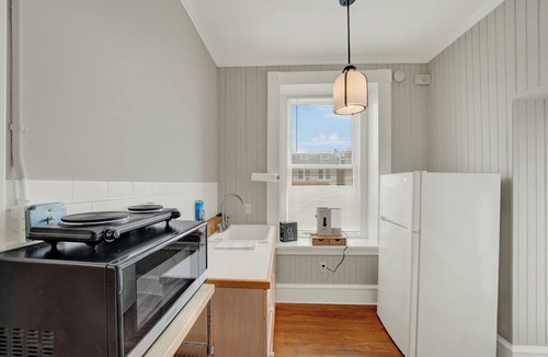 Wilmington Apartment | Huge 1st floor Historic Apartment Soaring Ceilings