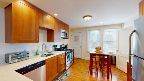North Cambridge Apartment | Huge 2 bed, 2 baths, Harvard, Porter Davis SQ