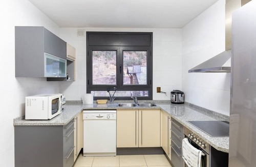 La Cortinada Apartment | Huge 3-Bedroom w Parking, 15 min to Ski Resortnn