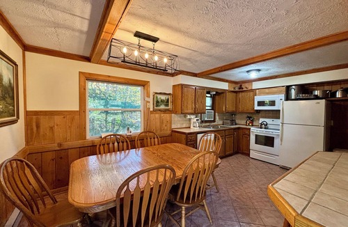 Great Valley Cabin | HUGE 3 Home Lodge For Large Groups, Lots of Space For Entertaining & Privacy!