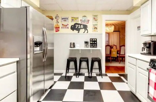 North Buffalo Apartment | Huge 3BR Near Zoo, Niagara Falls, Downtown & Stadium – Peaceful Parkside Stay!