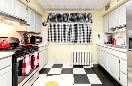 North Buffalo Apartment | Huge 3BR Near Zoo, Niagara Falls, Downtown & Stadium – Peaceful Parkside Stay!