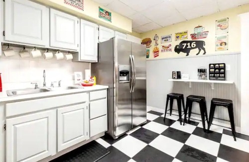 North Buffalo Apartment | Huge 3BR Near Zoo, Niagara Falls, Downtown & Stadium – Peaceful Parkside Stay!