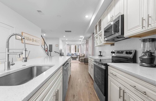 Washington Apartment | Huge 4BR Home near Navy Yard | Sleeps 12