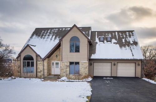 The Galena Territory House | Huge 4BR*Outdoor Hot Tub*2 Fireplaces*Pool Table*Great Value*