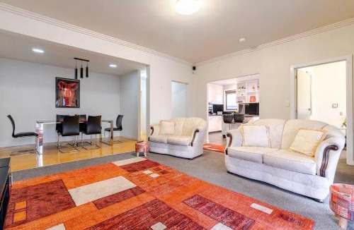 Ballarat North House | Huge 4BR Pool Table & 75" TV