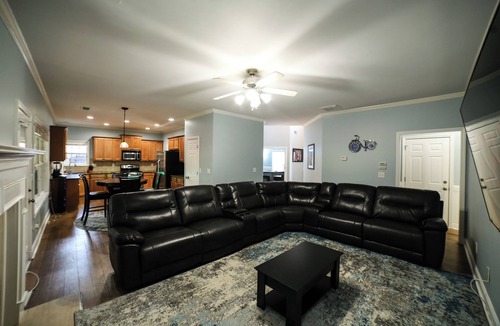 Loganville House | Huge 5 Bdrm W/King Bed Hot Tub