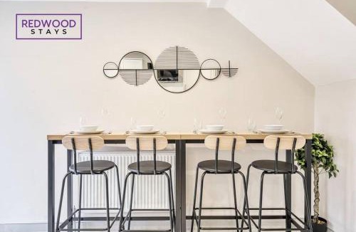 Rushmoor District House | Huge 5 Bed 3 Bath House For Contractors & Families, 2X Free Parking, Free WiFi & Netflix By Redwood Stays