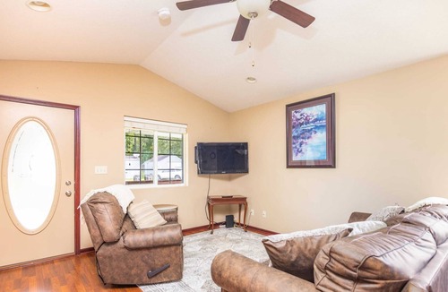 Des Moines House | Huge 5 Bedroom Home with Deck & Garage